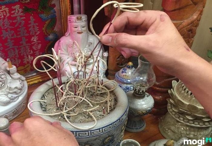 Công đoạn bốc bát hương là bước quan trọng trong việc chuẩn bị bát hương cho bàn thờ, cần thực hiện cẩn thận và trang nghiêm.