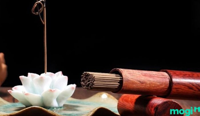 Vỡ gương là điềm gì – Nhiều người lựa chọn đốt hương trầm như một cách để xua tan điềm xui sau khi gương vỡ
