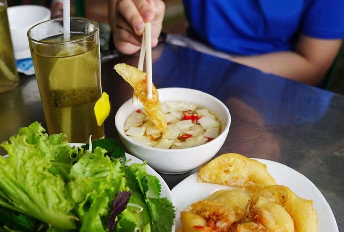 Bánh tôm Hồ Tây