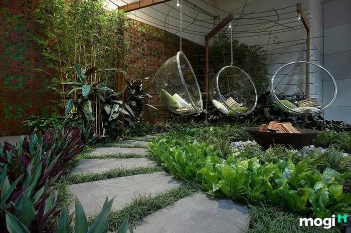 Việc trang bị bàn ghế ngoài trời là cách tuyệt vời để tạo ra không gian nghỉ ngơi và thư giãn trong sân vườn. Đây là nơi lý tưởng để bạn tận hưởng không khí trong lành và thư giãn cùng gia đình.