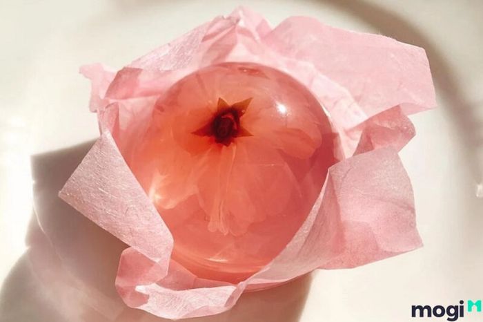 Thạch hoa anh đào – món thạch mềm mịn, thơm lừng với hương vị ngọt ngào từ hoa anh đào, rất được yêu thích tại Nhật Bản.
