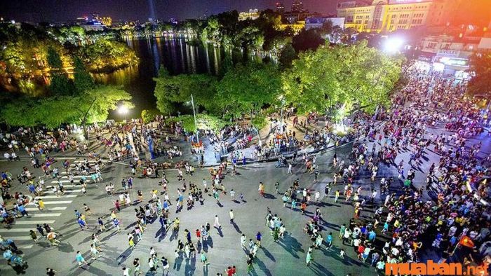 Phố đi bộ Hồ Gươm, nơi kết tinh văn hóa thủ đô, là điểm đến không thể thiếu đối với những ai muốn cảm nhận vẻ đẹp của Hà Nội về đêm.