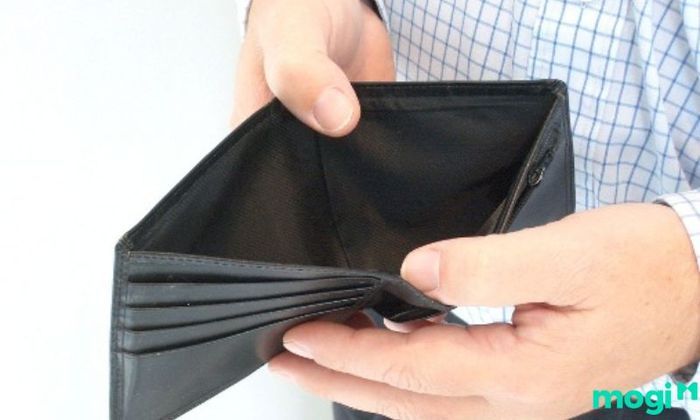 Sao Hóa Kỵ ở cung Tài Bạch có thể mang đến những rủi ro tài chính, khiến tiền bạc thất thoát, làm ăn gặp khó khăn.