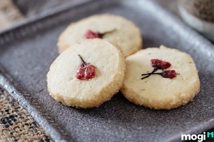 Bánh quy hoa anh đào – sự kết hợp hoàn hảo giữa vị ngọt, mặn và hương hoa đặc trưng của anh đào, mang lại một món ăn vừa quen vừa lạ.
