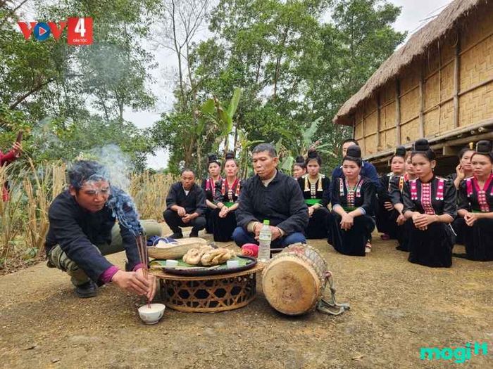 Bài cúng ngoài sân