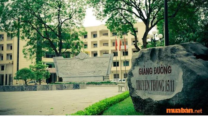 Trường sở hữu đội ngũ giảng viên ngành kỹ thuật xây dựng được đào tạo theo chuẩn quốc tế. Hiện tại, khoa kỹ thuật xây dựng có gần 50 giảng viên, bao gồm 1 giáo sư, 4 phó giáo sư và 14 tiến sĩ.