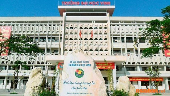 Hiện nay, Nhà trường có đội ngũ giảng viên chất lượng, đồng đều về số lượng và cơ cấu tổ chức, với hơn 1.036 cán bộ, trong đó hơn 50% giảng viên có trình độ kỹ sư trở lên.