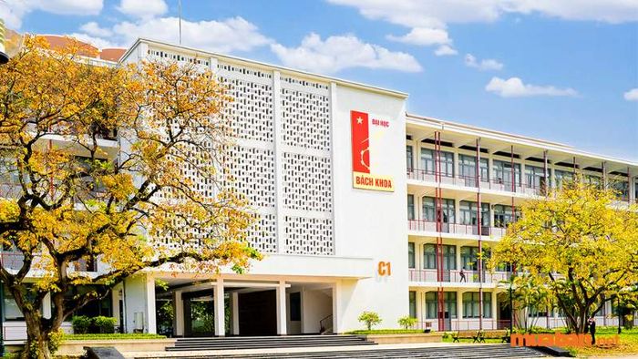 Trường Đại học Bách Khoa Hà Nội sở hữu đội ngũ giảng viên, cán bộ công nhân viên có trình độ chuyên môn cao và nhiều năm kinh nghiệm trong việc giảng dạy, nghiên cứu và quản lý. Hầu hết giảng viên tại đây đều được đào tạo tại các trường danh tiếng trên thế giới (Hoa Kỳ, Úc, Pháp, Nhật Bản...), với gần 74% giảng viên có trình độ tiến sĩ, tỷ lệ cao nhất trong các cơ sở đào tạo tại Việt Nam.