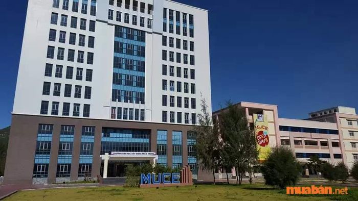 MUCE hiện đang hoạt động giảng dạy và đào tạo tại hai cơ sở chính và một phân hiệu. Nhà trường chú trọng đầu tư vào 90 phòng học lý thuyết, cùng các phòng máy tính hiện đại, hỗ trợ sinh viên trong các hoạt động thực hành, thí nghiệm. Trường còn xây dựng ký túc xá dành cho sinh viên trong nước và quốc tế lưu trú.