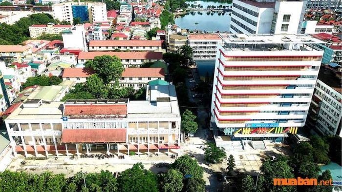 Trường có lợi thế nổi bật với đội ngũ giảng viên đa ngành từ Kiến trúc, Quản lý đô thị, Quy hoạch, đến Công nghệ thông tin, làm việc chung với các giảng viên ngành Xây dựng. Chương trình đào tạo luôn gắn liền với thực tiễn và nhu cầu xã hội.