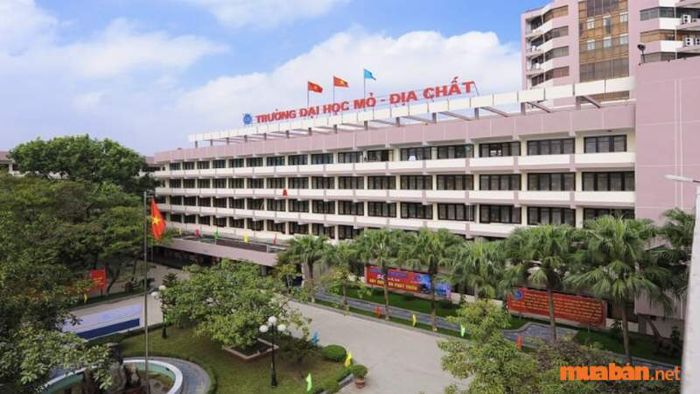 Khoa Kỹ thuật xây dựng hiện có 39 cán bộ viên chức, bao gồm các Nhà giáo ưu tú, Giáo sư, Tiến sĩ với trình độ chuyên môn cao, nhiều người đã được đào tạo ở các quốc gia phát triển.