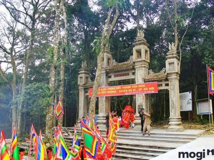 Đền Thượng là một trong những điểm đến quen thuộc của du khách khi ghé thăm Ba Vì.