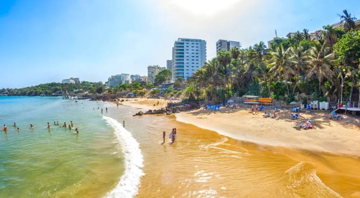 In Dakar, you’ll find casual beachside eateries where you can enjoy freshly caught fish right by the shore.