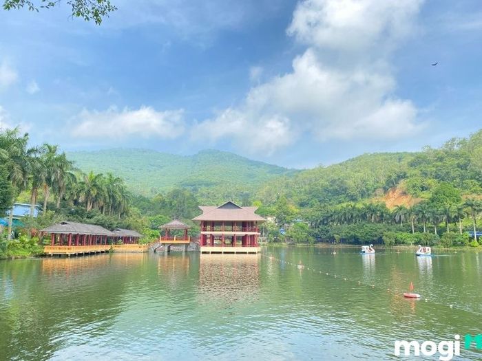 Khu du lịch Ao Vua là một điểm đến nổi bật tại Ba Vì, nơi kết hợp giữa thiên nhiên và các hoạt động giải trí thú vị.