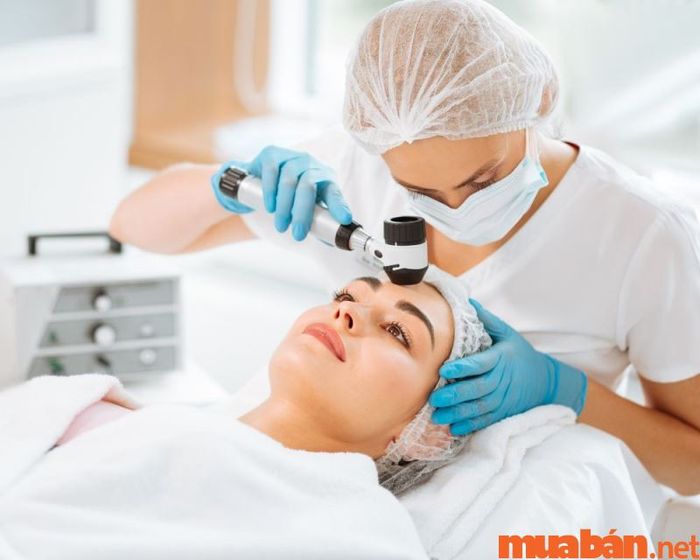Bác sĩ da liễu là những chuyên gia chuyên điều trị các bệnh lý về da cho bệnh nhân, từ các vấn đề thông thường đến những bệnh lý phức tạp hơn.