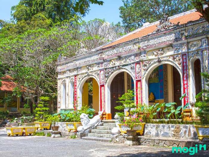 Khu du lịch Bửu Long không chỉ nổi bật với cảnh sắc thiên nhiên tuyệt vời mà còn với các công trình kiến trúc và văn hóa đặc sắc, làm say đắm lòng người đến tham quan.