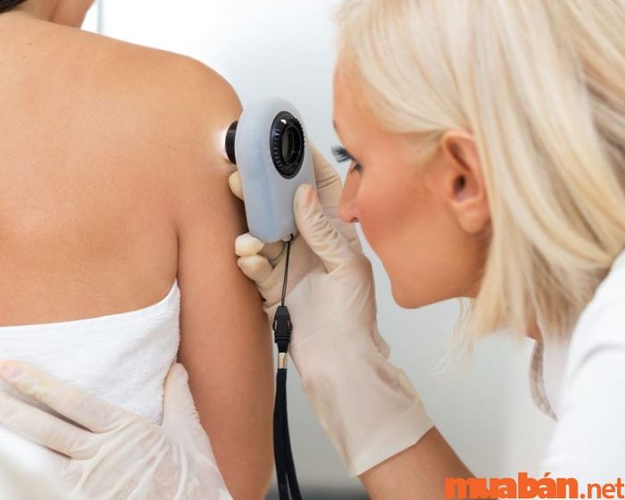 Bác sĩ da liễu là những chuyên gia có kiến thức sâu rộng về các vấn đề sức khỏe của da, tóc và móng. Họ là ai và công việc của họ có gì đặc biệt?