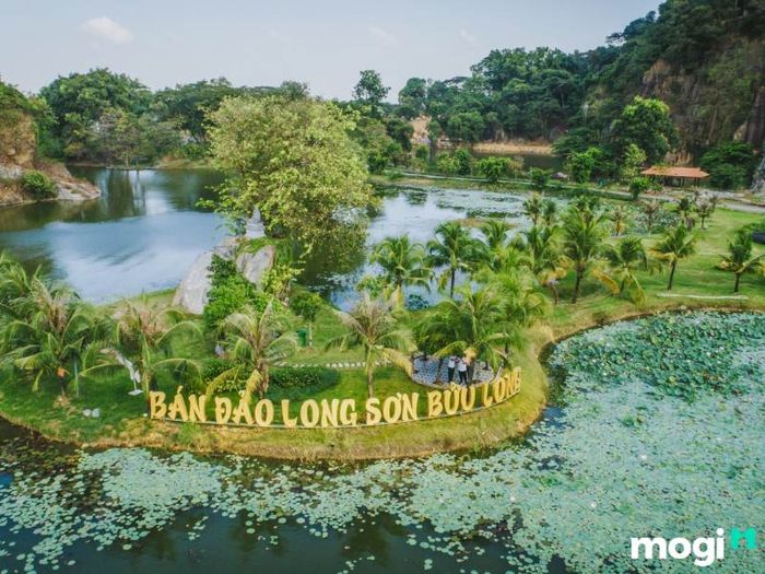 Khu du lịch Bửu Long không chỉ nổi bật bởi vẻ đẹp thiên nhiên mà còn bởi những công trình tuyệt vời và không gian thanh tịnh, lý tưởng để tham quan và thư giãn.