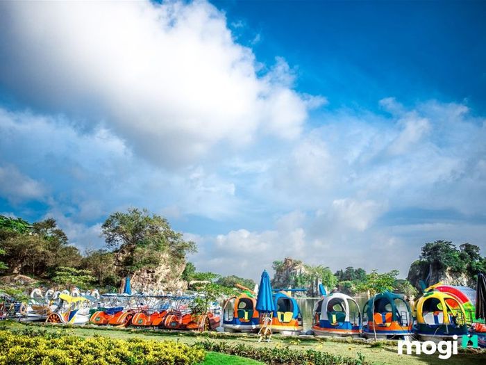 Khu du lịch Bửu Long không chỉ nổi bật với những cảnh đẹp tự nhiên mà còn mang đến nhiều hoạt động giải trí hấp dẫn, trong đó phải kể đến các khu vui chơi trên bộ đầy thú vị.