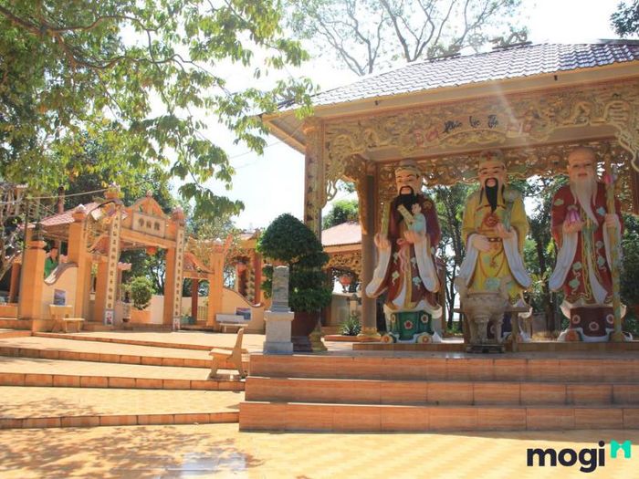 Khu du lịch Bửu Long không chỉ thu hút bởi phong cảnh thiên nhiên mà còn là nơi hội tụ những công trình kiến trúc tâm linh độc đáo, nổi bật là các ngôi chùa cổ kính như Chùa Long Sơn Thạch Động.