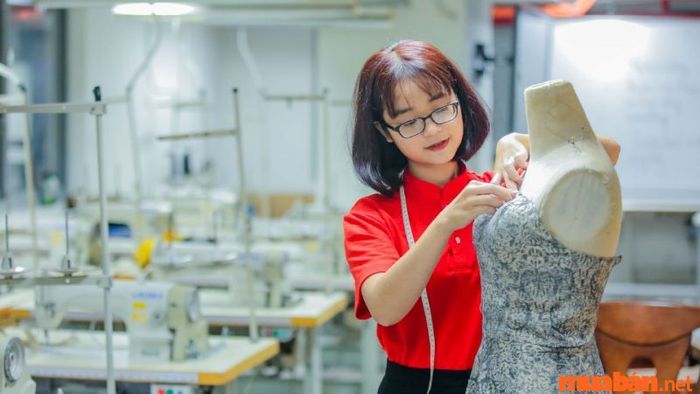 Khả năng may vá là một yếu tố không thể thiếu khi học ngành thiết kế thời trang.