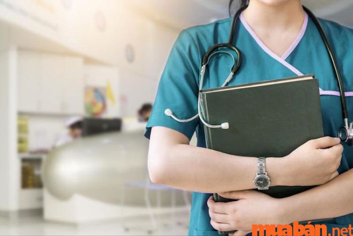 Y tá có nhiệm vụ phát thuốc cho bệnh nhân theo đơn của bác sĩ, đảm bảo chính xác về liều lượng và thời gian sử dụng của từng loại thuốc.