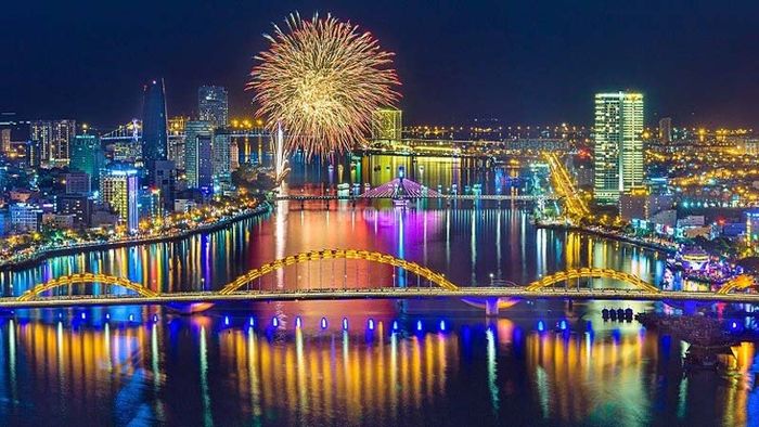 Với thiết kế độc đáo và khả năng phun lửa, phun nước, Cầu Rồng đã trở thành một điểm đến du lịch hấp dẫn và thu hút đông đảo du khách đến tham quan.