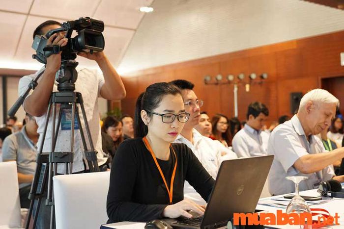 Biên tập viên chủ yếu làm việc tại tòa soạn, không như phóng viên.