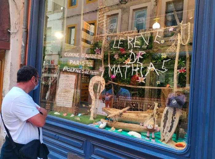 A display about Mathias Pascal's dream trip was placed in the window of an optician's shop in Narbonne, France.