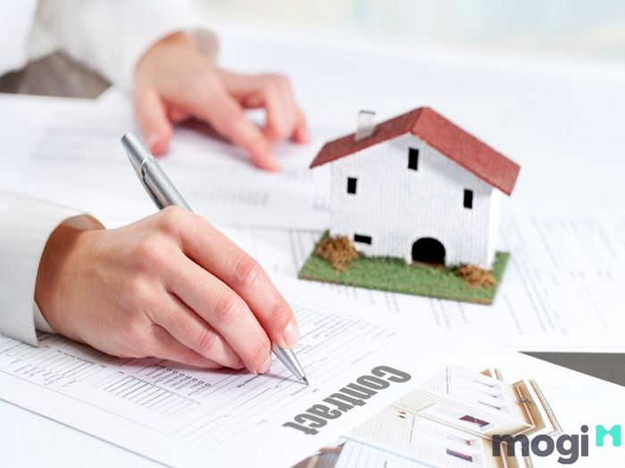 Ký hợp đồng đặt cọc là một bước quan trọng trong giao dịch nhà đất.