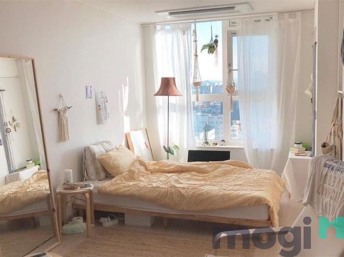 Tận dụng không gian và bố trí đồ đạc hợp lý để làm cho phòng trọ thêm gọn gàng và thoáng mát.