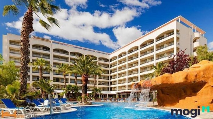 Hotel có đội ngũ nhân sự đông đảo và phân chia thành nhiều bộ phận, trong khi Motel lại có cơ cấu nhân sự đơn giản hơn rất nhiều.