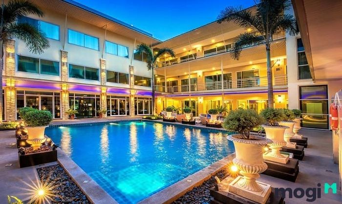 Hotel thường có các dịch vụ đi kèm như nhà hàng, hồ bơi,... điều mà Motel không cung cấp.