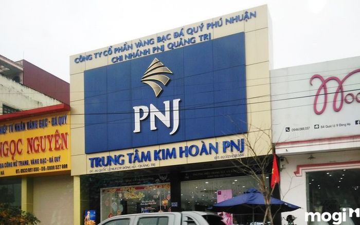 Mua vàng tại cửa hàng PNJ