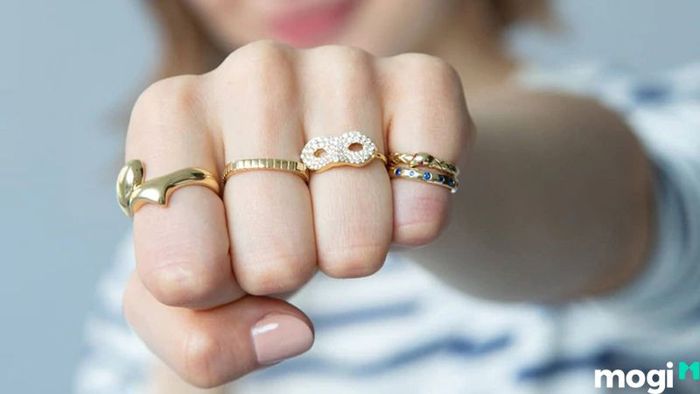 Vàng 18K có dễ bị xỉn màu không?