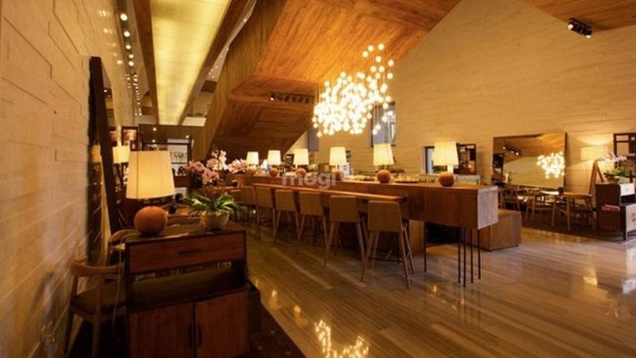 Trang trí trần quán cafe với phong cách sang trọng, hiện đại, tạo nên không gian đẳng cấp.