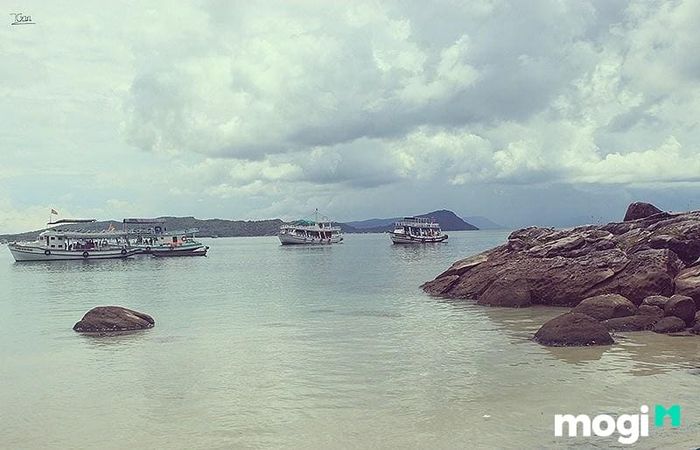 Bạn có thể thuê thuyền để di chuyển từ bãi Khem đến giếng Tiên.