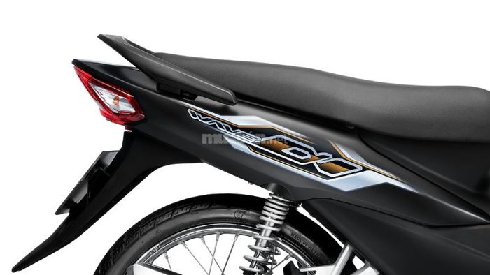 Tem xe Wave Alpha được thiết kế đặc biệt, tạo điểm nhấn thu hút sự chú ý ngay từ cái nhìn đầu tiên.