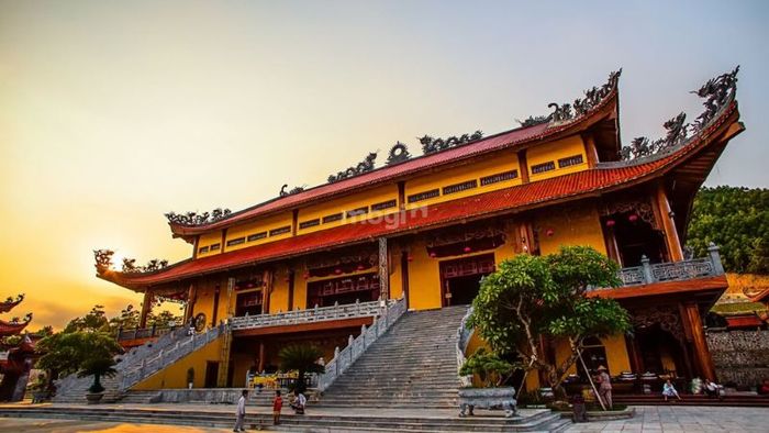 Kiến trúc của chùa Ba Vàng không chỉ thể hiện sự uy nghiêm mà còn hòa quyện với thiên nhiên, mang lại một không gian linh thiêng và thanh tịnh.