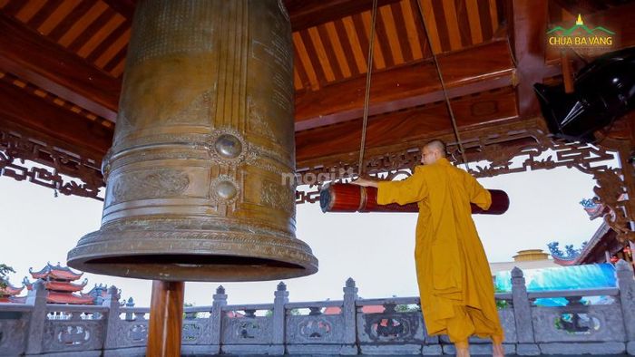 Kiến trúc của chùa Ba Vàng có sự kết hợp hoàn hảo giữa yếu tố truyền thống và nghệ thuật, tạo nên một không gian linh thiêng và thanh tịnh.