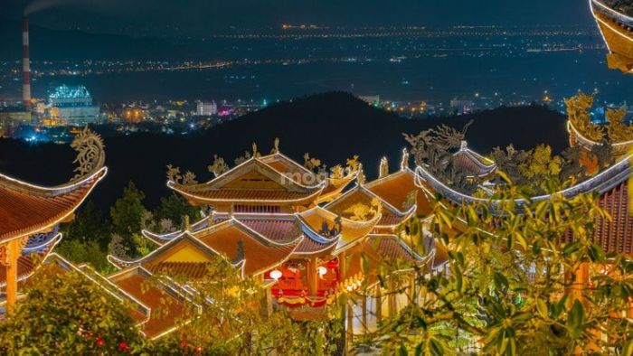 Khi du lịch chùa Ba Vàng Quảng Ninh, bạn sẽ có nhiều sự lựa chọn về phương tiện di chuyển, từ xe cá nhân cho đến các phương tiện công cộng như xe khách hoặc xe tour, giúp chuyến đi trở nên dễ dàng và tiết kiệm thời gian.