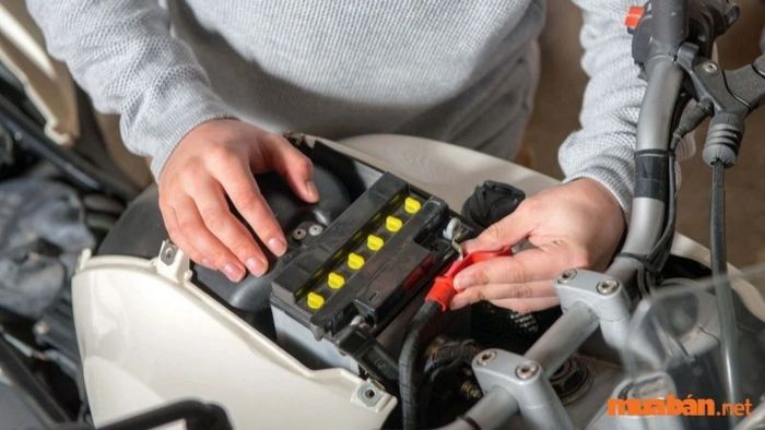 Khám phá thời gian sạc bình xe máy và những điều cần lưu ý khi sử dụng bình ắc quy