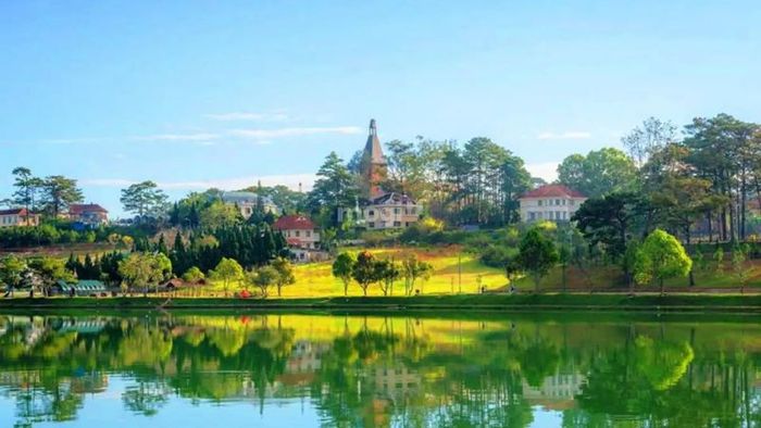 Hãy đến tham quan hồ Xuân Hương vào mùa khô để tránh mưa bão làm gián đoạn chuyến đi - Nguồn ảnh: Sưu tầm