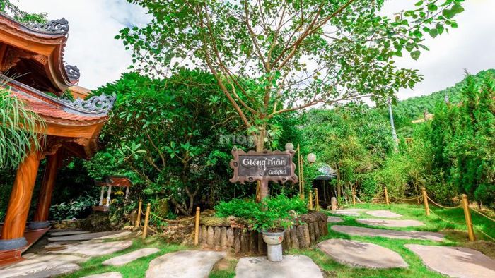 Kiến trúc của chùa Ba Vàng có sự hòa quyện giữa vẻ đẹp truyền thống và sự huyền bí, tạo nên một không gian thiêng liêng khó quên.