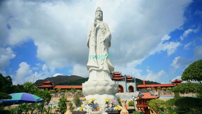 Kiến trúc của chùa Ba Vàng mang đậm dấu ấn cổ điển, kết hợp với những yếu tố độc đáo tạo nên không gian linh thiêng và uy nghi.