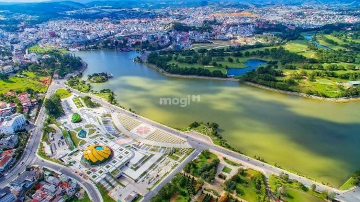 Hồ Xuân Hương Đà Lạt có diện tích rộng lớn - Nguồn ảnh: Sưu tầm