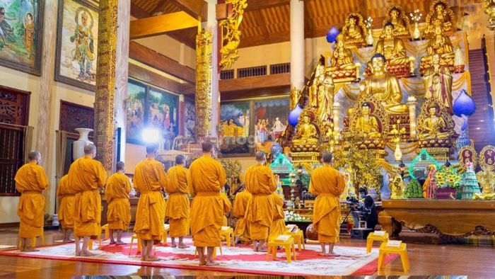 Kiến trúc của chùa Ba Vàng nổi bật với sự kết hợp giữa truyền thống và những yếu tố nghệ thuật tinh tế, mang lại một không gian huyền bí và trang nghiêm.