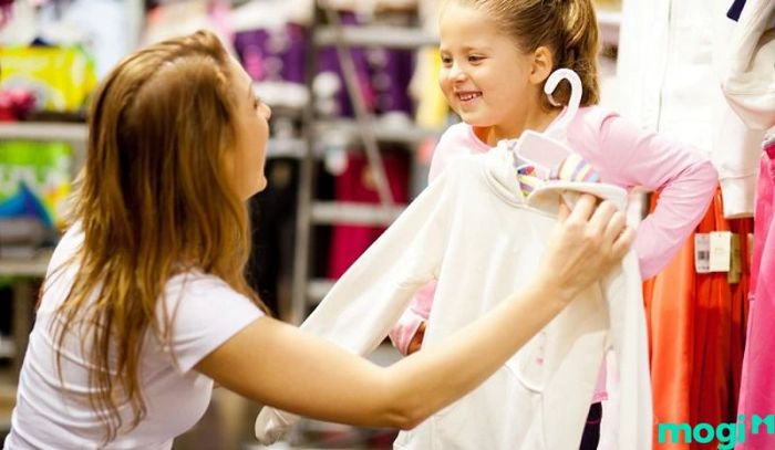 Chọn những sản phẩm mỹ phẩm an toàn để tránh gây kích ứng cho làn da nhạy cảm của bé.
