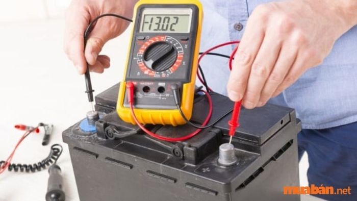 Sử dụng đồng hồ vạn năng là phương pháp phổ biến nhất để kiểm tra tình trạng ắc quy.
