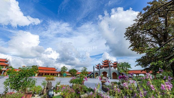 Kinh nghiệm tham quan chùa Ba Vàng Quảng Ninh